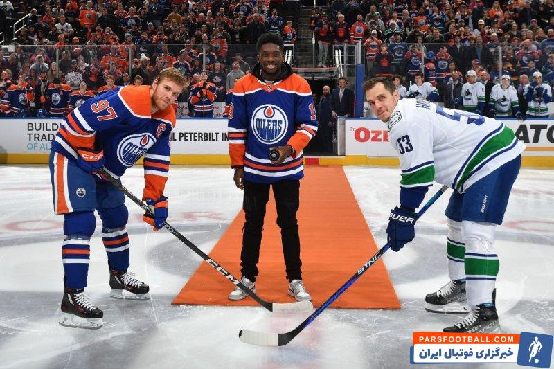 تقدیر از آلفونسو دیویس در کانادا در یک دیدار هاکی روی یخ