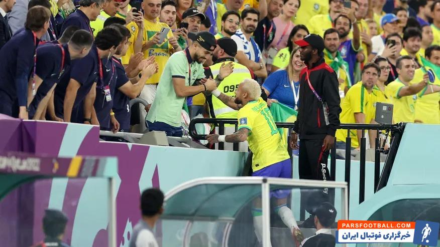شادی نیمار در کنار الکس تلس بازیکن مصدوم برزیل