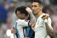 لیونل مسی و لیونل اسکالونی در آغوش یکدیگر پس از پیروزی آرژانتین