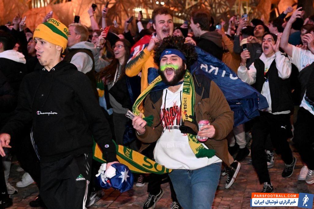 جشن و پایکوبی هواداران تیم ملی استرالیا پس از صعود به مرحله حذفی جام جهانی