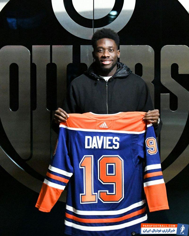 تقدیر از آلفونسو دیویس در کانادا در یک دیدار هاکی روی یخ