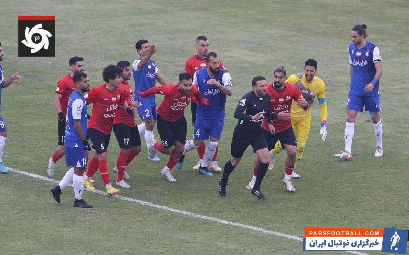 گل مشکوک به آفساید تراکتور به استقلال در نیمه اول با تصمیم داور بازی