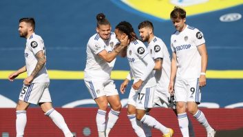 شادی عجیب هوادار لیدز یونایتد پس از گل به آکرینگتون با پرس به داخل زمین