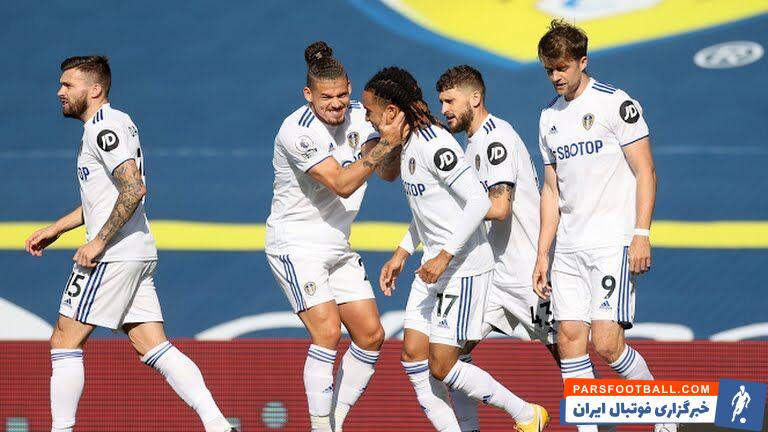 شادی عجیب هوادار لیدز یونایتد پس از گل به آکرینگتون با پرس به داخل زمین