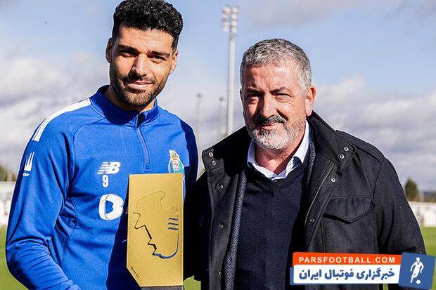 مهدی طارمی جایزه خود را از اتحادیه بازیکنان پرتغال دریافت کرد
