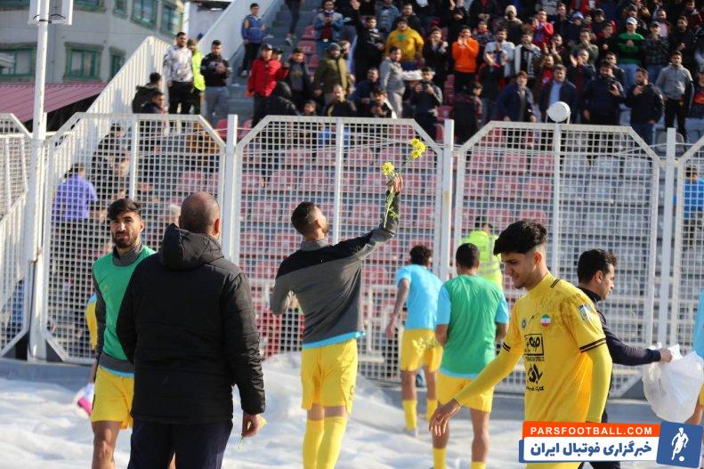 ورود بازیکنان سپاهان به زمین ورزشگاه وطنی با اهدای شاخه گل به هواداران نساجی