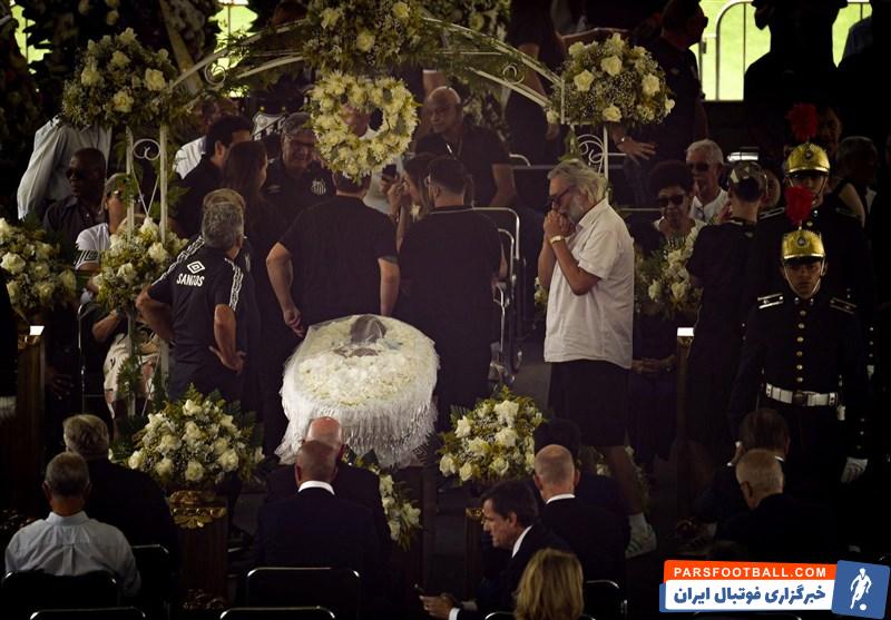 مائورو سیلوا تنها فوتبالیست سرشناس سابق برزیل در مراسم تشییع پله