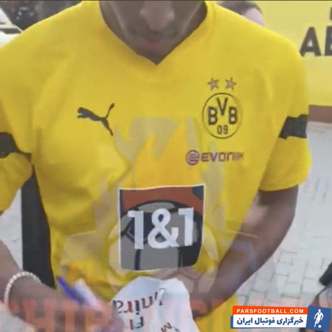 امضای پیراهن رئال مادرید توسط جود بلینگام برای یک هوادار