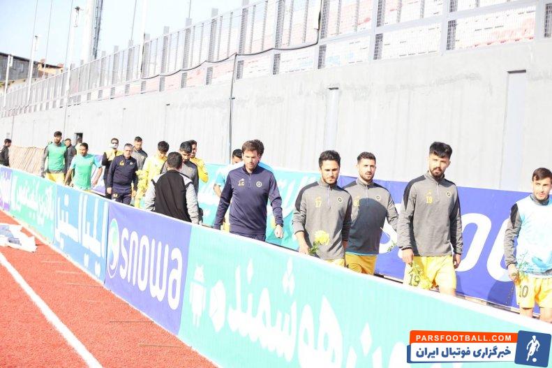 ورود بازیکنان سپاهان به زمین ورزشگاه وطنی با اهدای شاخه گل به هواداران نساجی