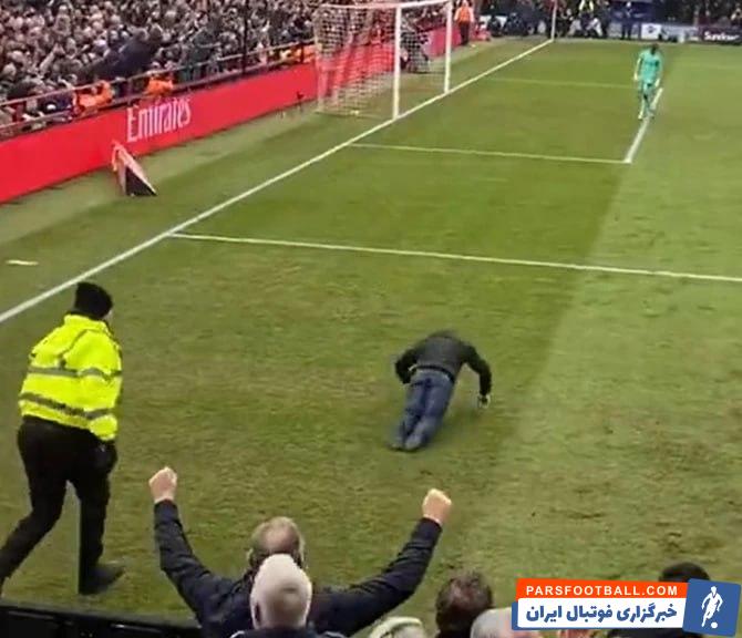 شادی عجیب هوادار لیدز یونایتد پس از گل به آکرینگتون با پرس به داخل زمین