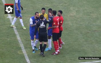 تصمیم درست وحید کاظمی در لحظه گل اول تراکتور به استقلال در صحنه ای مشکوک