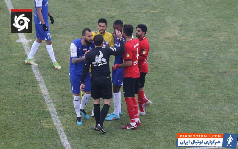 تصمیم درست وحید کاظمی در لحظه گل اول تراکتور به استقلال در صحنه ای مشکوک