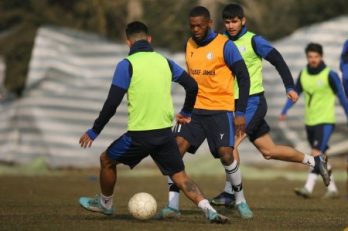 برگزاری تمرینات سالنی برای استقلال برای مصاف با تراکتور پس از بارش برف