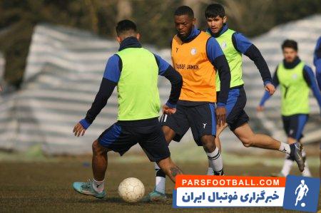 برگزاری تمرینات سالنی برای استقلال برای مصاف با تراکتور پس از بارش برف