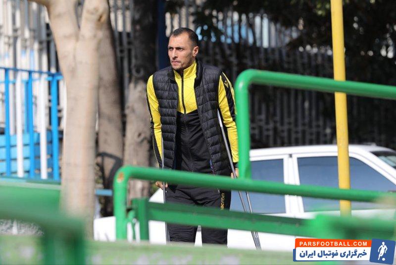 حضور محمد ناصری با عصا در تمرینات پیکان برای تماشای بازی هم تیمی هایش