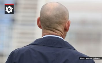 پوشش جالب پاکو خمس در سرمای تبریز در خلال دیدار تراکتور - استقلال