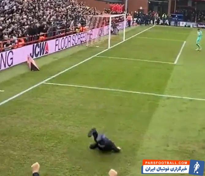 شادی عجیب هوادار لیدز یونایتد پس از گل به آکرینگتون با پرس به داخل زمین