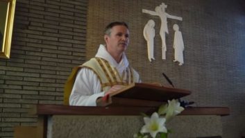 حضور مداوم فیل مالراین به عنوان کشیش در کلیسای کاتولیک