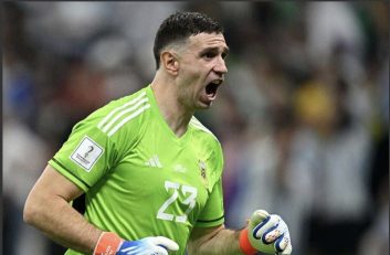 شیطنت عجیب امیلیانو مارتینز در خلال ضربات پنالتی فینال جام جهانی 2022