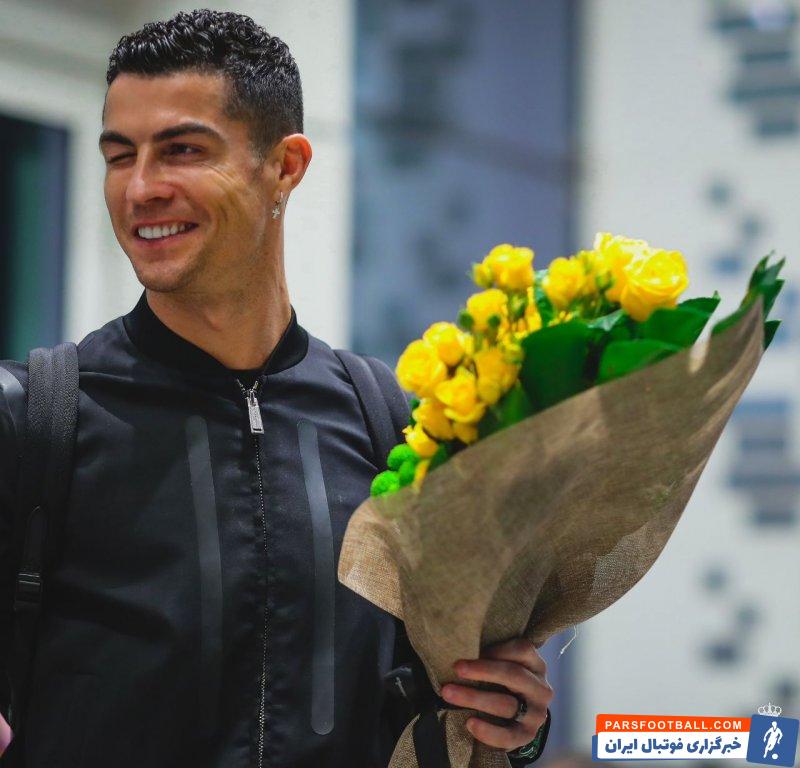 ورود کریستیانو رونالدو با دسته گل و لبخند به ورزشگاه مرسول پارک ریاض