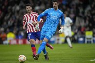 عصبانیت هواداران اتلتیکو مادرید از بوسه تیبو کورتوا به لوگوی رئال مادرید