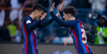 بارسلونا ؛ لواندوفسکی در حال گرفتن جام قهرمانی از بنزما