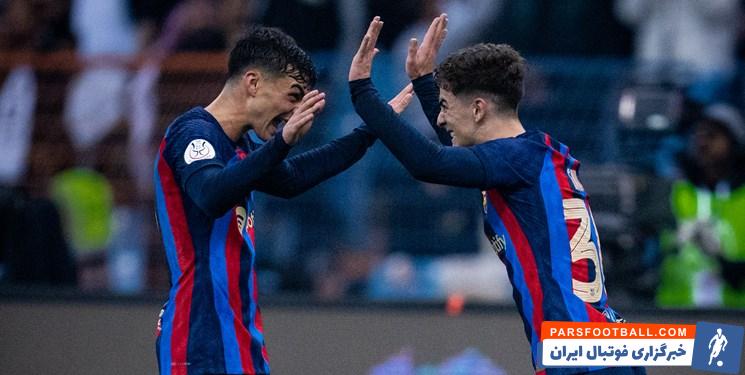 بارسلونا ؛ لواندوفسکی در حال گرفتن جام قهرمانی از بنزما