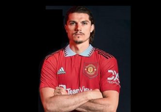 ژست جالب مارسل سابیتزر با پیراهن منچستریونایتد شبیه به اریک کانتونا