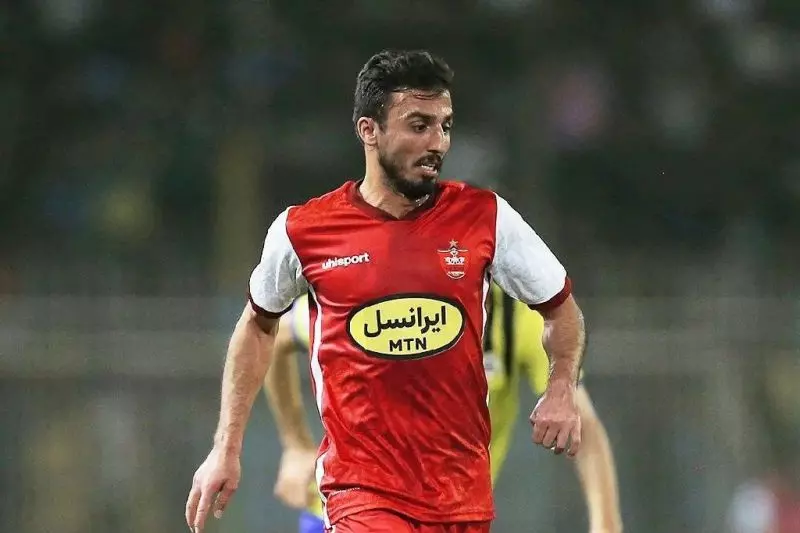 سعید صادقی بازیکن تیم فوتبال پرسپولیس در جریان بازی با هوادار مصدوم شد