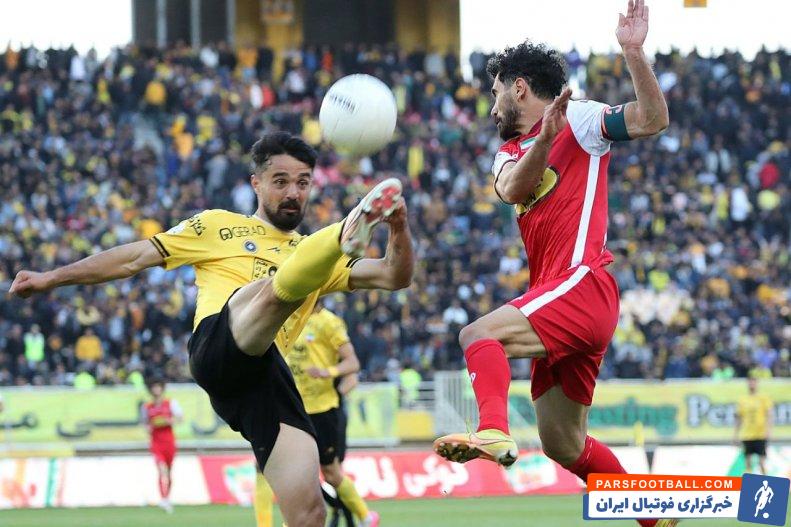 تقابل جالب امید عالیشاه و امید نورافکن در دقایق پایانی دیدار سپاهان و پرسپولیس