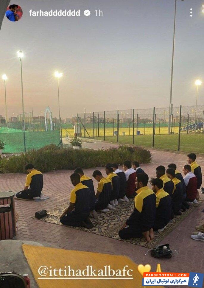 مجیدی ؛ تصویر از اقامه نماز جماعت عصر در حاشیه زمین فوتبال