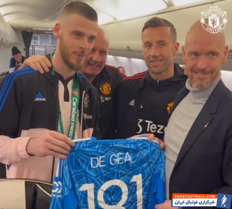 اهدای یک پیراهن ویژه به داوید دخیا توسط اریک تن هاخ پس از درخشش در فینال جام اتحادیه