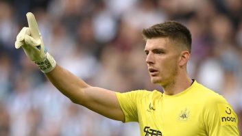 لیورپول ؛ گرفتن توپ با دست در بیرون از محوطه جریمه