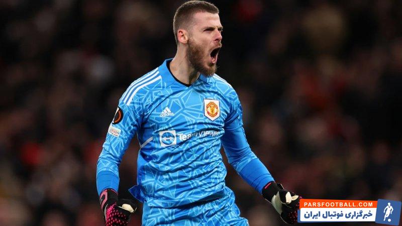 اهدای یک پیراهن ویژه به داوید دخیا توسط اریک تن هاخ پس از درخشش در فینال جام اتحادیه