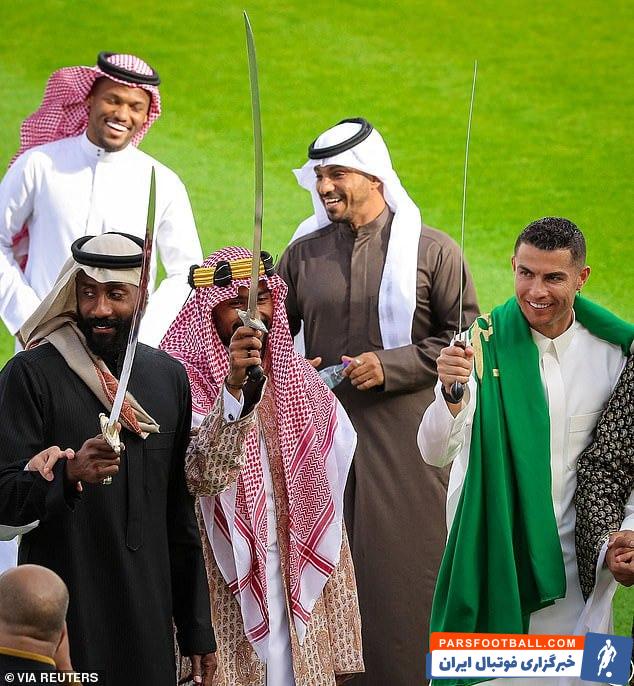 حضور عجیب کریستیانو رونالدو با لباس و شمشیر در مراسم سنتی عربستانی ها