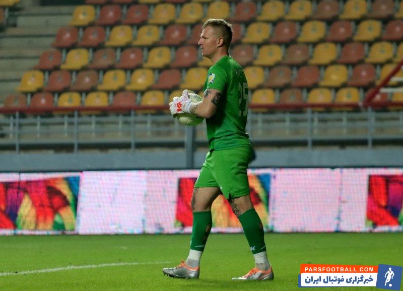 فولاد ؛ ده بخیه روی سر کریستوفر کنت