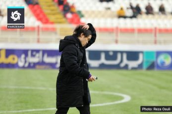 پوشش جالب یوکیا سوگیتا در خلال دیدار فولاد و تراکتور روی نیمکت