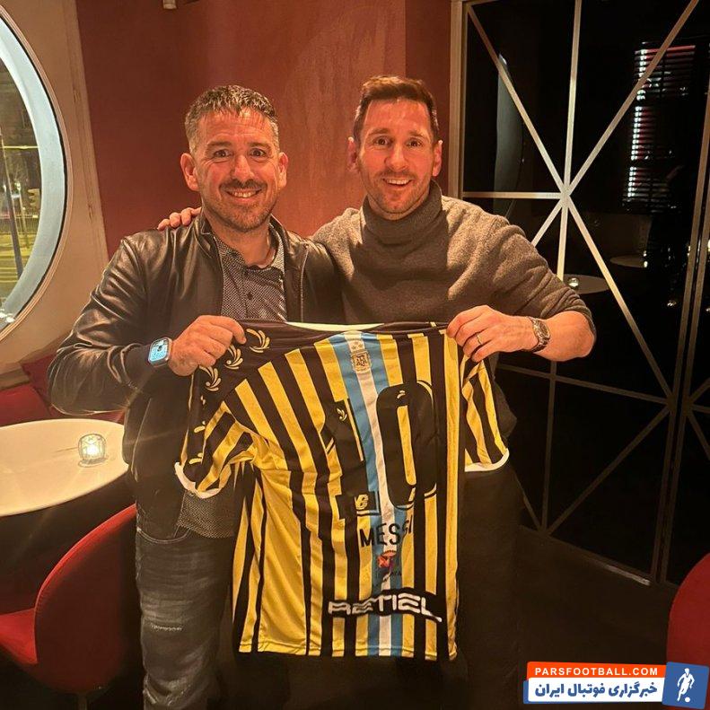 مسی ؛ اهدای پیراهن ویژه آلمیرانته براون به مسی 