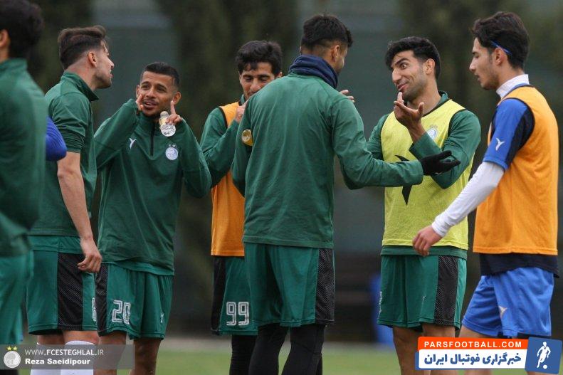 شوخی و خنده بازیکنان استقلال با رضا میرزایی در تمرین امروز