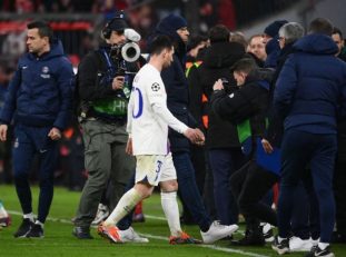 دستگیری تماشاگر طرفدار لیونل مسی توسط ماموران امنیتی در ورزشگاه آلیانز آرنا