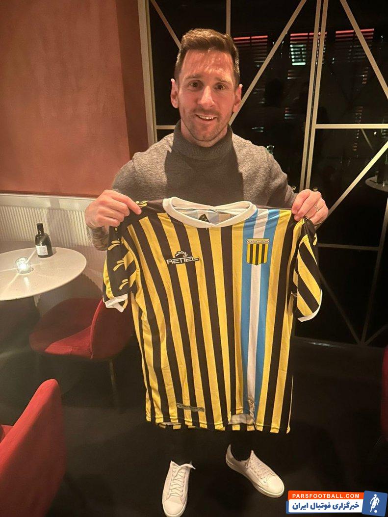 مسی ؛ اهدای پیراهن ویژه آلمیرانته براون به مسی 