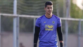 تراکتور ؛ لیزر انداختن هواداران تراکتور به چشمان نیازمند در هنگام ضربه پنالتی