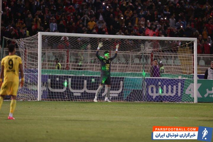 تراکتور ؛ لیزر انداختن هواداران تراکتور به چشمان نیازمند در هنگام ضربه پنالتی