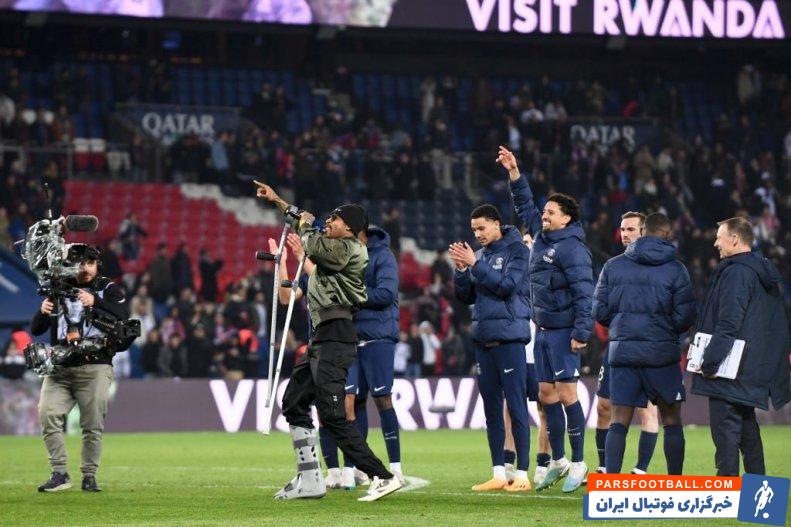 پاری سن ژمن ؛  اجرای سرود قهرمانی توسط کیمپمبه پس از برد پی اس جی برابر لانس