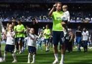 کین ؛  رایان میسون : کین در پایان هر فصل برای هواداران دست تکان می‌دهد