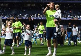 کین ؛  رایان میسون : کین در پایان هر فصل برای هواداران دست تکان می‌دهد