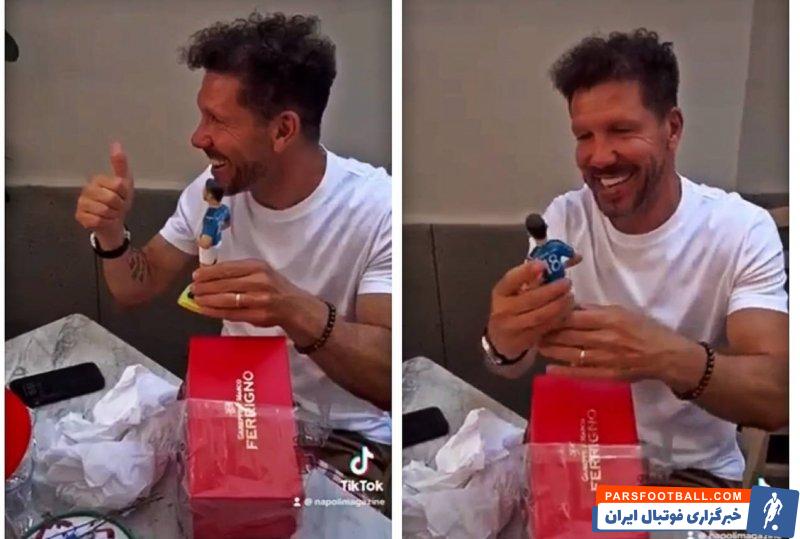 سیمئونه ؛ مجمسهای از سیمئونه در لباس ناپولی جایزه پسر به پدر