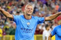 هالند با لباس خواب آبی آسمانی در جشن قهرمانی منچسترسیتی