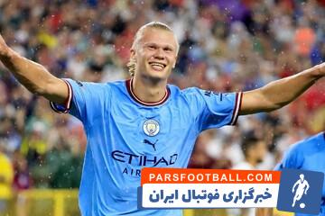 هالند با لباس خواب آبی آسمانی در جشن قهرمانی منچسترسیتی