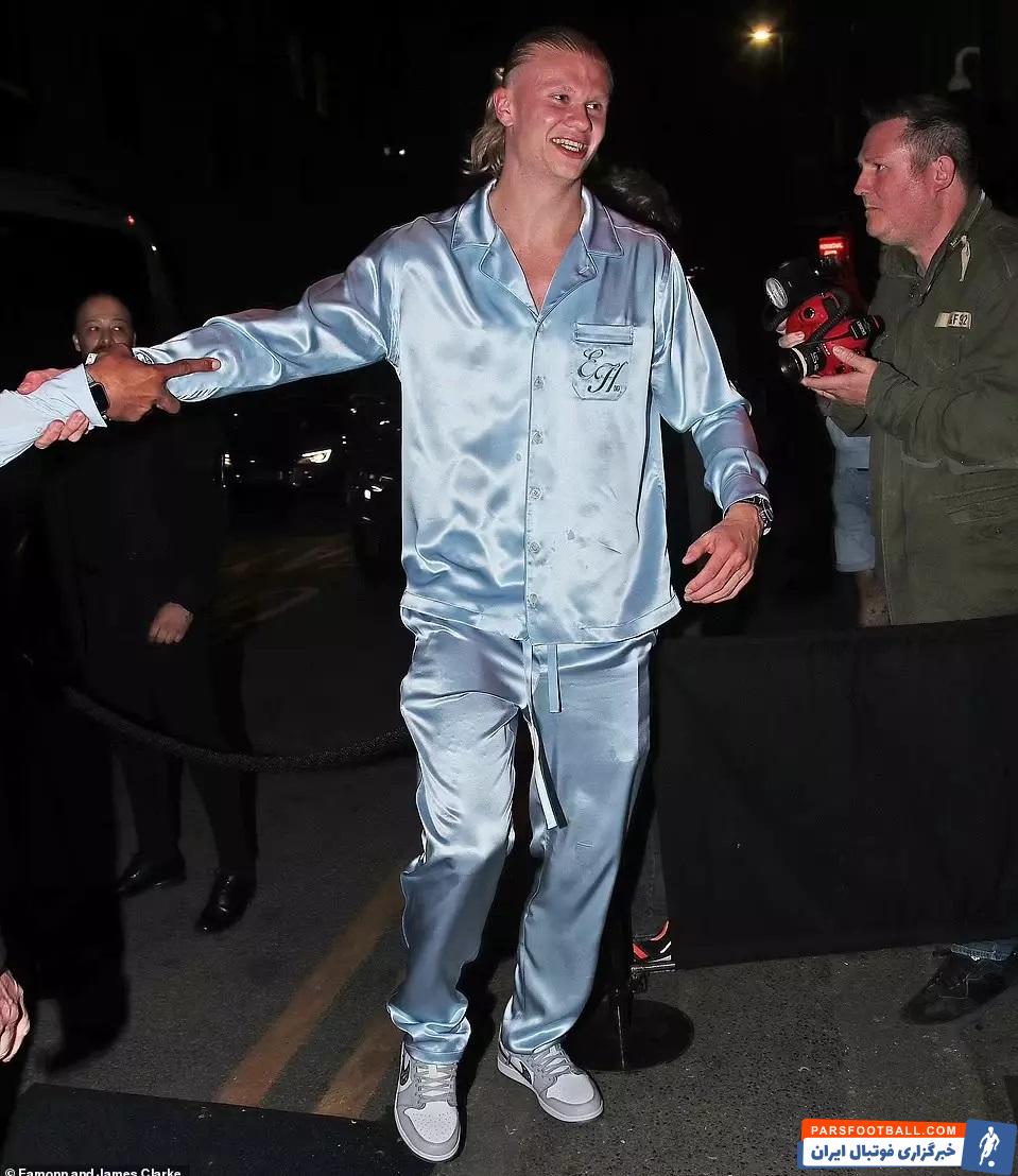 هالند با لباس خواب آبی آسمانی در جشن قهرمانی منچسترسیتی 